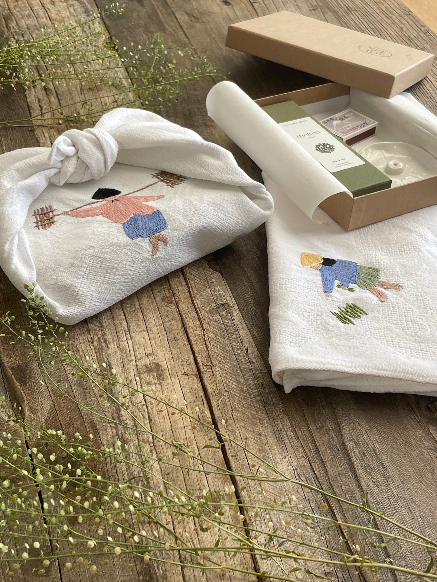 Le coffret rituel emballé dans son furoshiki brodé
