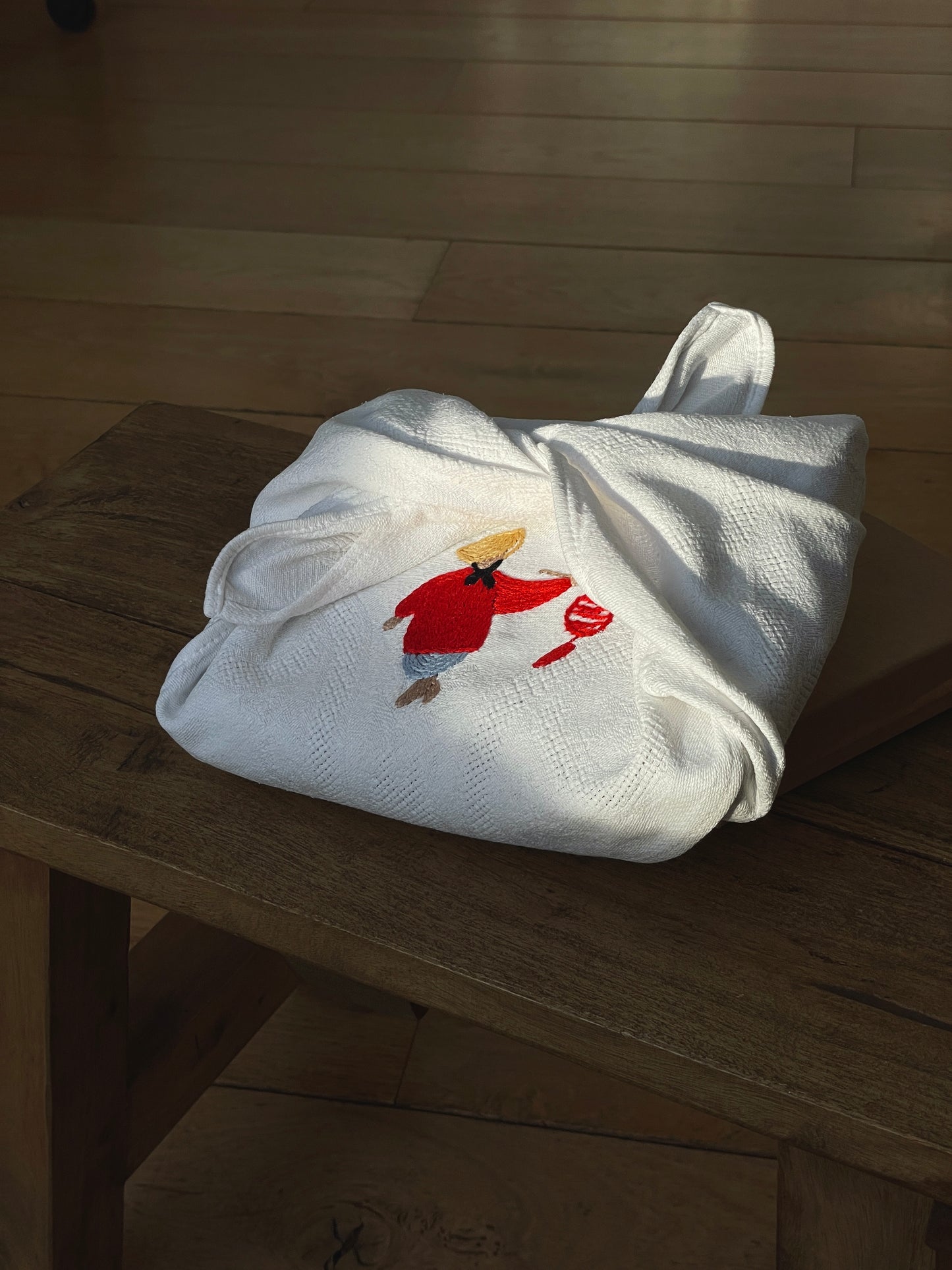 Le coffret rituel emballé dans son furoshiki brodé