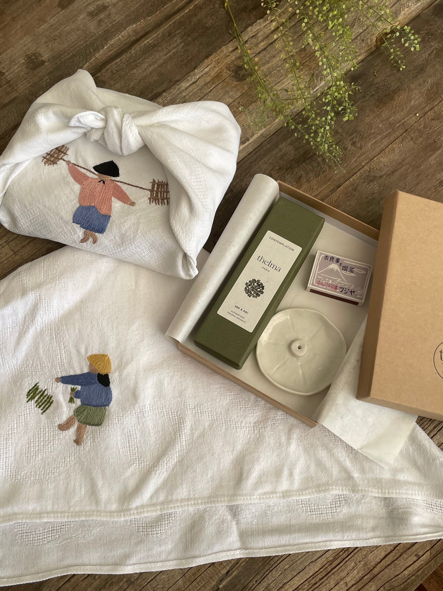 Le coffret rituel emballé dans son furoshiki brodé