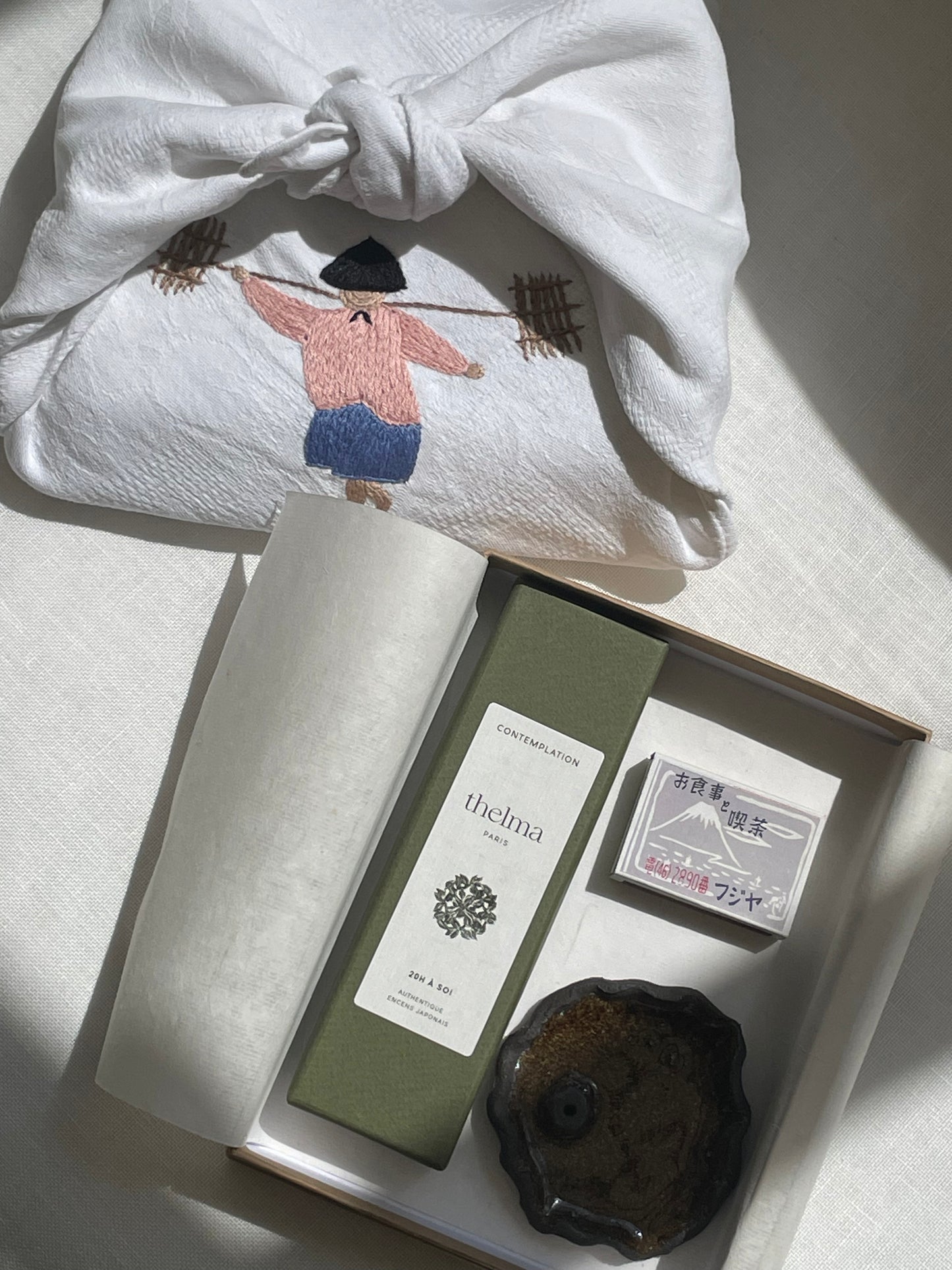 Le coffret rituel emballé dans son furoshiki brodé