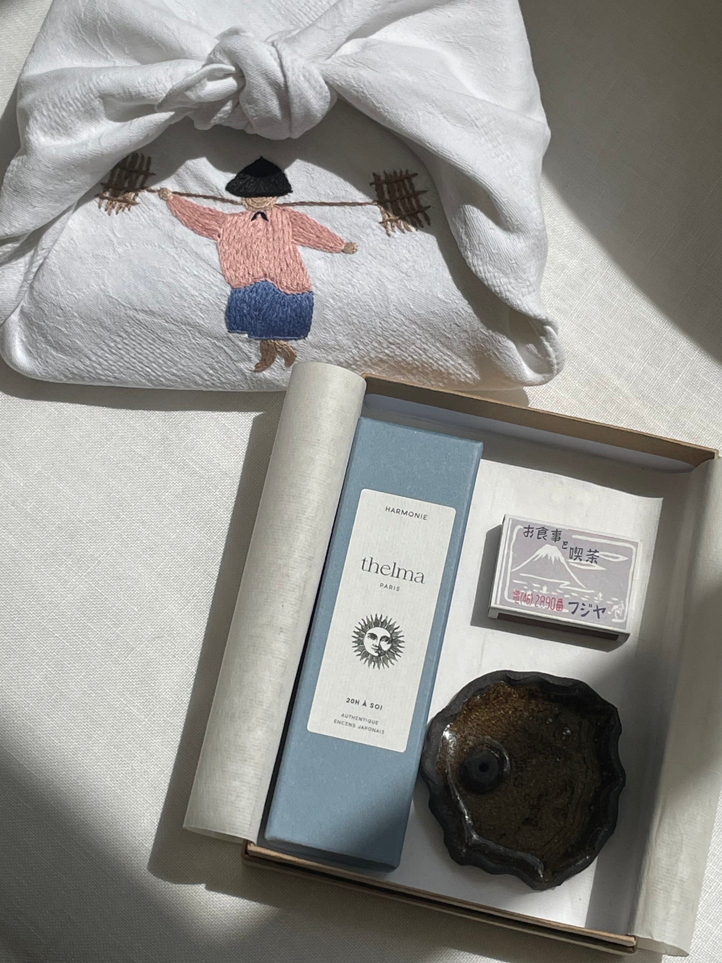 Le coffret rituel emballé dans son furoshiki brodé