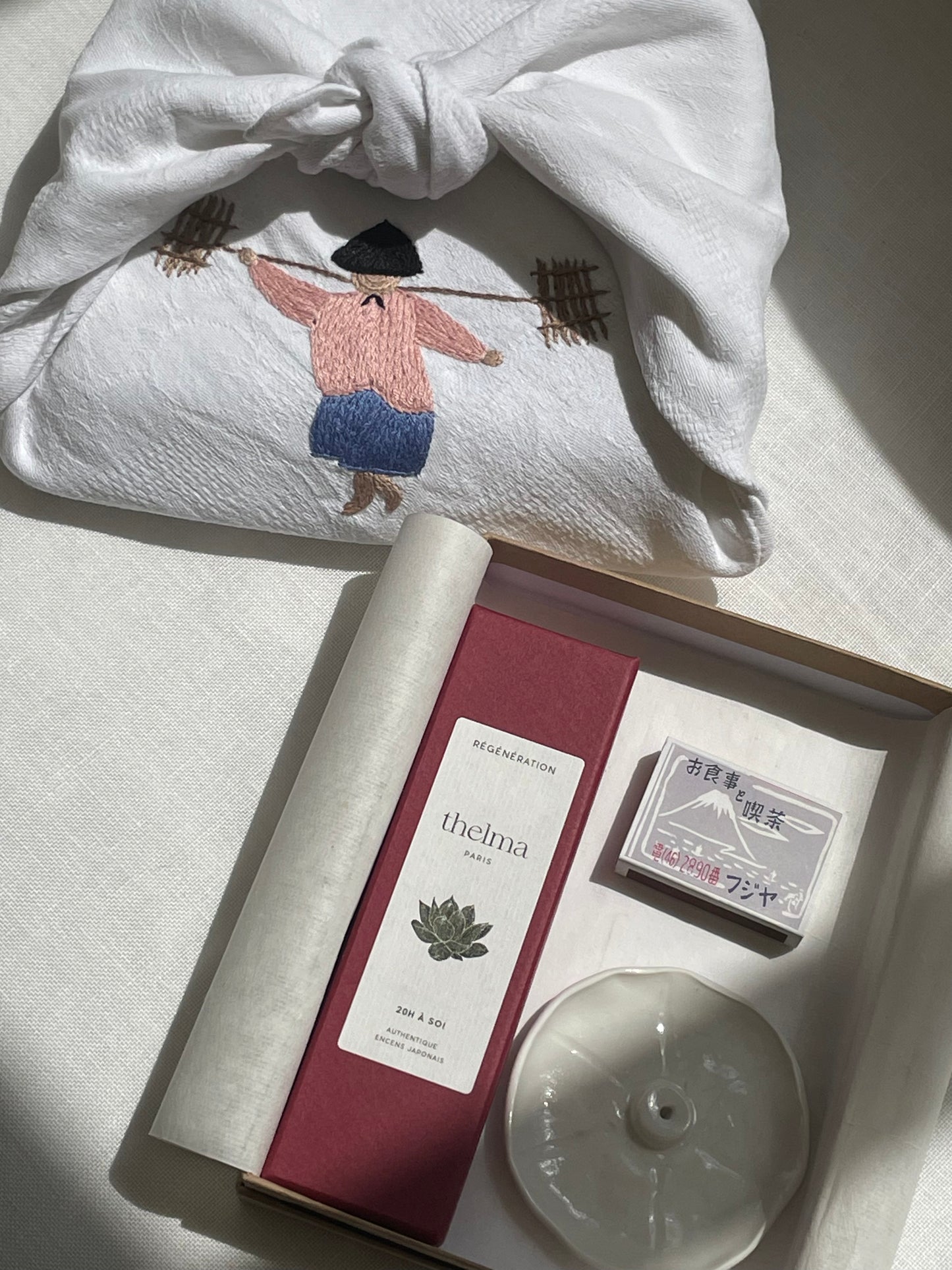 Le coffret rituel emballé dans son furoshiki brodé