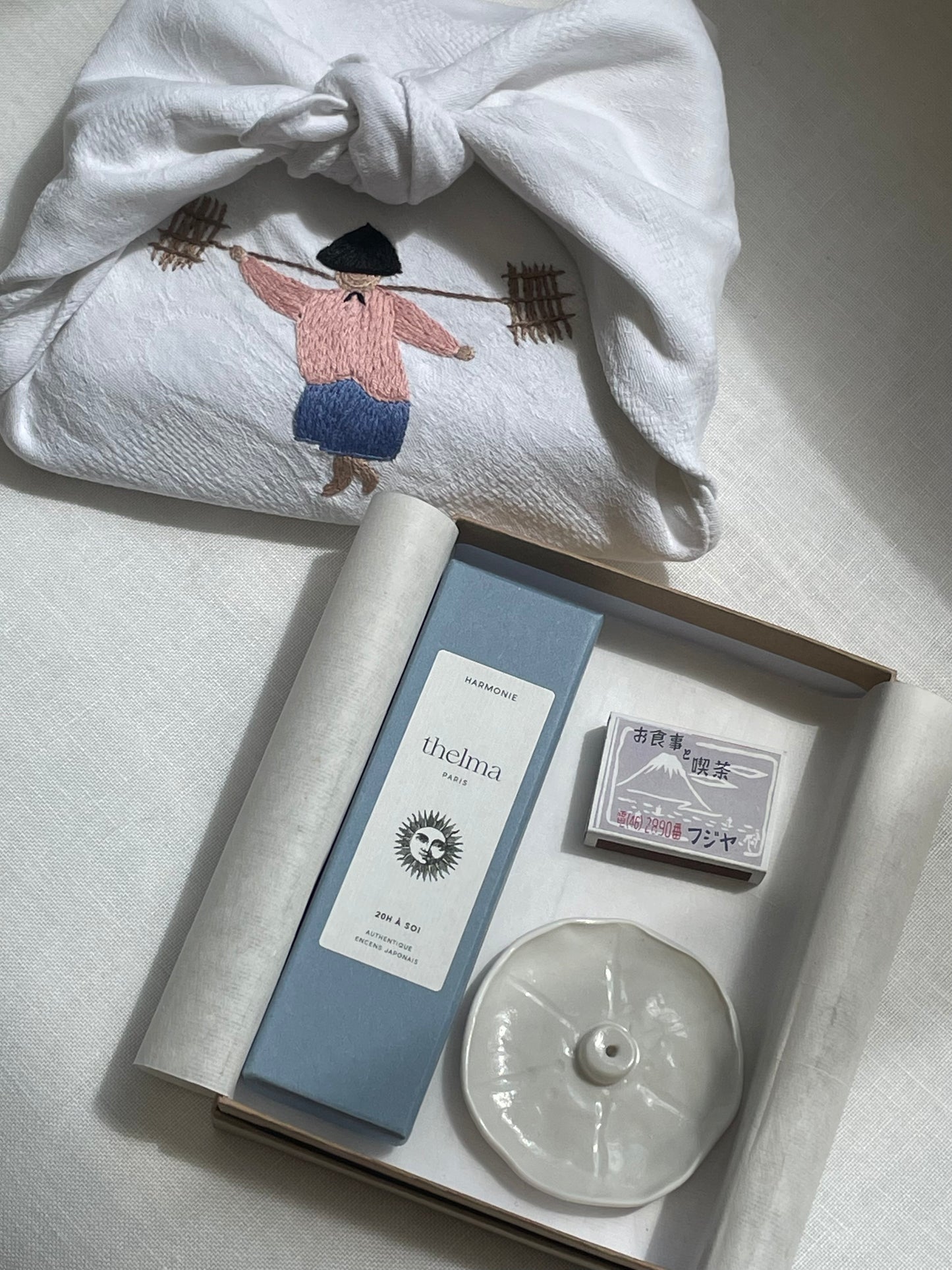 Le coffret rituel emballé dans son furoshiki brodé