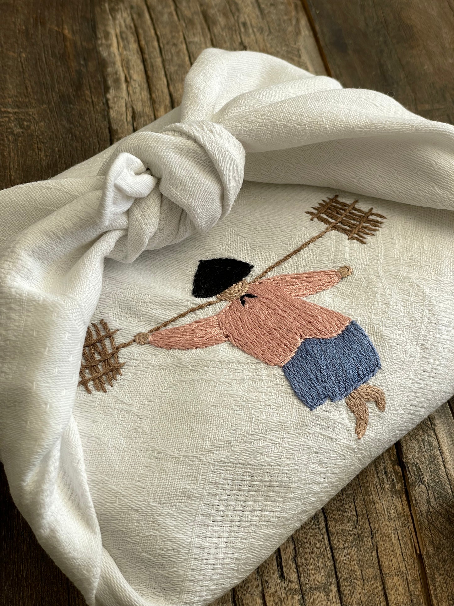 Le coffret rituel emballé dans son furoshiki brodé