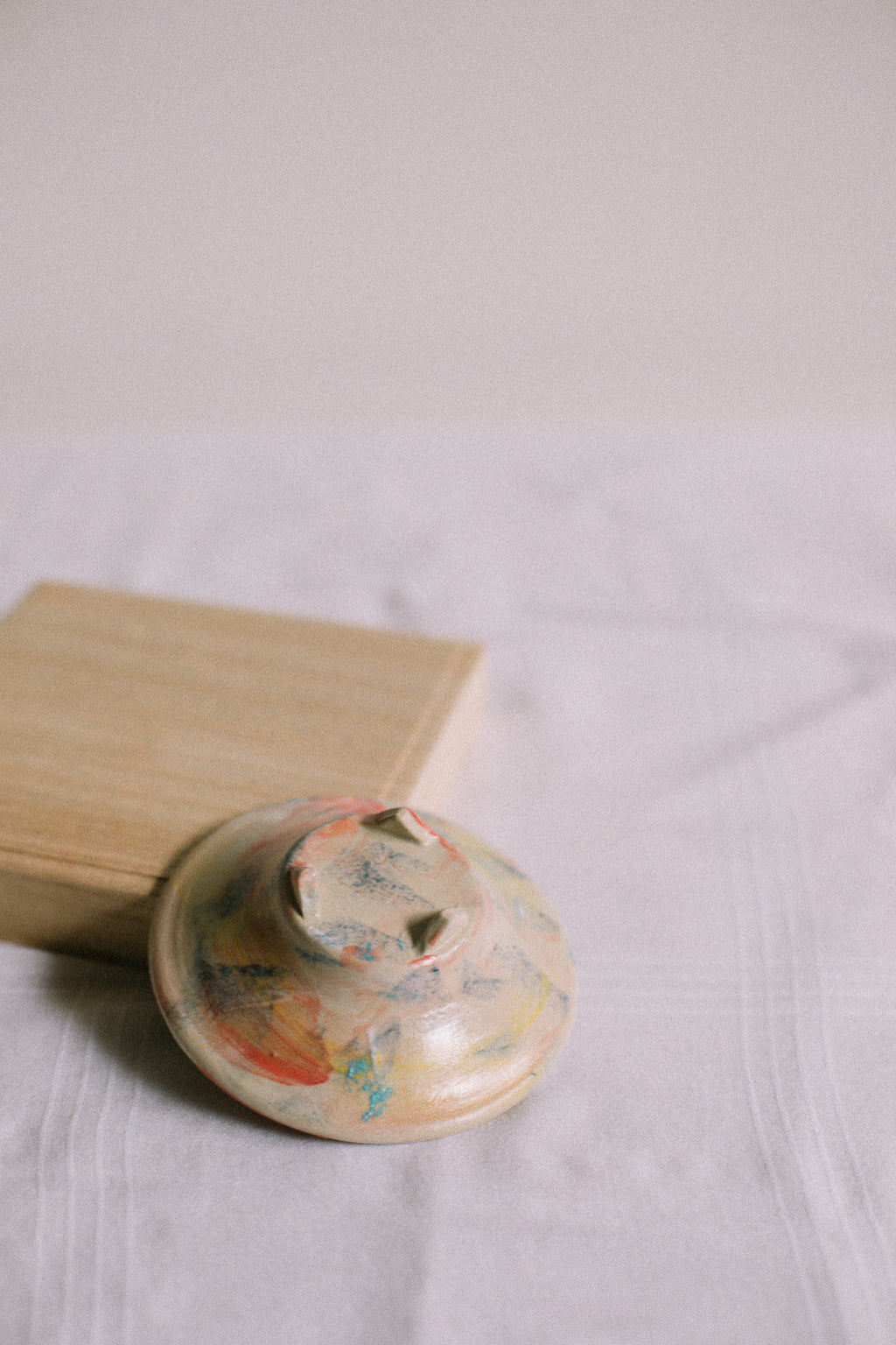 brûle encens rose à trois pieds 