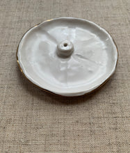 Charger l&#39;image dans la galerie, Thelma Paris - le porte-encens en porcelaine, doré

