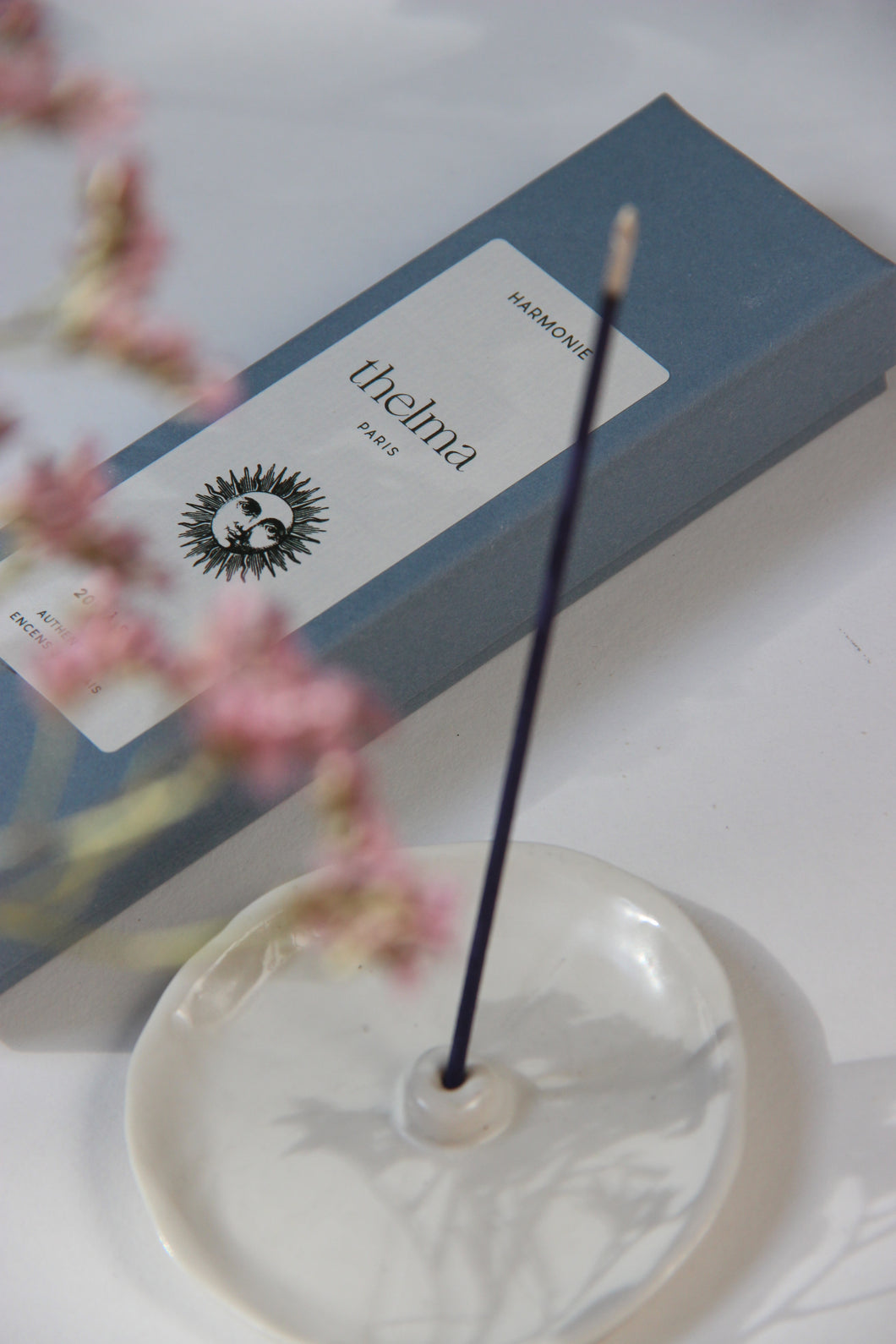 Thelma Paris - bâtons d'encens japonais Hamronie au parfum de lavande et porte-encens blanc