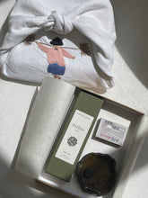 Charger l&#39;image dans la galerie, Le coffret rituel emballé dans son furoshiki brodé
